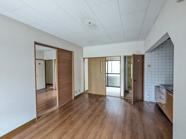 住建ハイツの居間・リビング