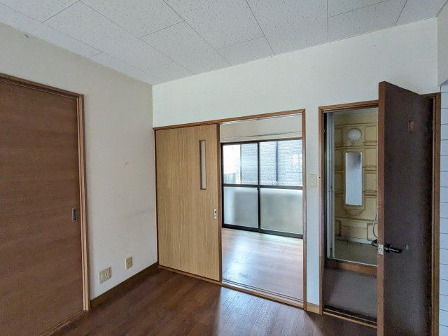 住建ハイツの洋室