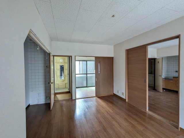 住建ハイツの洋室