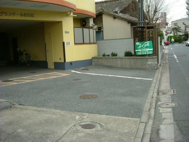 グランドール春日原のエントランス