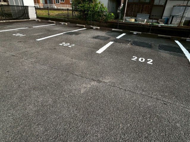 フォブール久松の駐車場