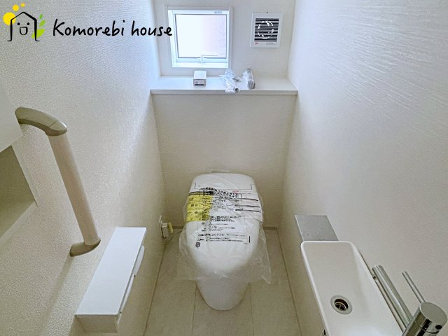 鴻巣市吹上本町2丁目　新築一戸建て　ブルーミングガーデン　02のトイレ|落ち着いた色調のトイレです