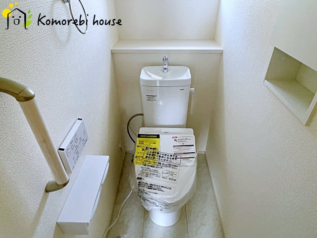 鴻巣市吹上本町2丁目　新築一戸建て　ブルーミングガーデン　02のトイレ|落ち着いた色調のトイレです