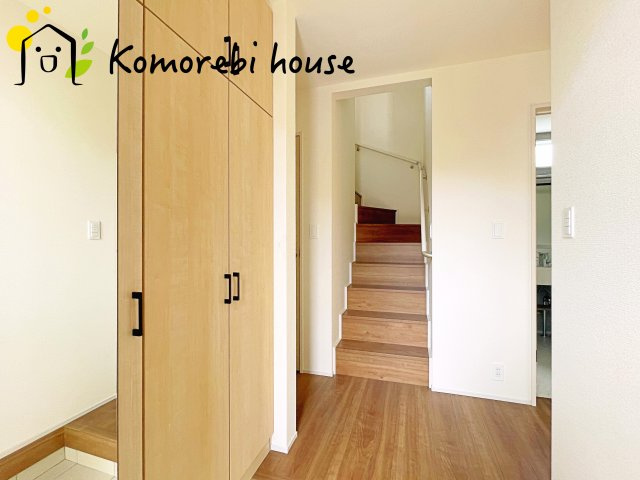 鴻巣市吹上本町2丁目　新築一戸建て　ブルーミングガーデン　02の玄関|シンプルで使いやすい玄関です