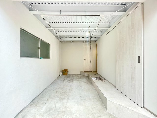 阿倍野区播磨町１丁目の駐車場|シャッター付きガレージは、車だけでなく趣味スペースとしても活用可能です♪