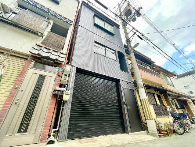阿倍野区播磨町１丁目の前面道路含む現地写真|前面にシャッター付きで、防犯面やプライバシーにも配慮された設計です♪