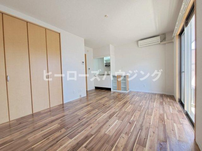 【居間・リビング】 | サンヒルズ岡町 | ※同タイプの写真となり、実際のお部屋とは異なる場合があります