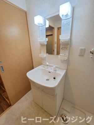 【洗面所】 | サンヒルズ岡町 | ※同タイプの写真となり、実際のお部屋とは異なる場合があります