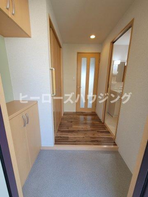 【玄関】 | サンヒルズ岡町 | ※同タイプの写真となり、実際のお部屋とは異なる場合があります