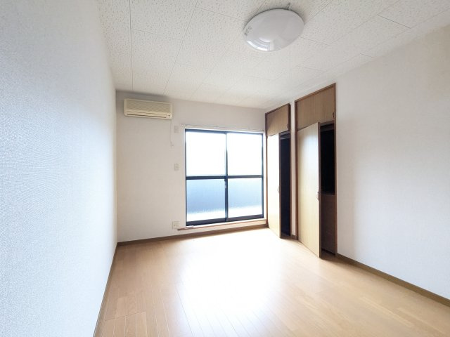 住建ハイツの洋室