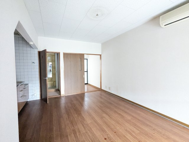 住建ハイツの居間・リビング