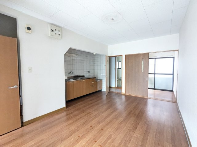 住建ハイツの居間・リビング