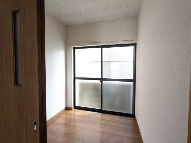 住建ハイツの洋室
