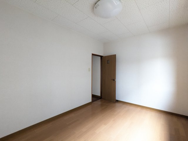 住建ハイツの洋室