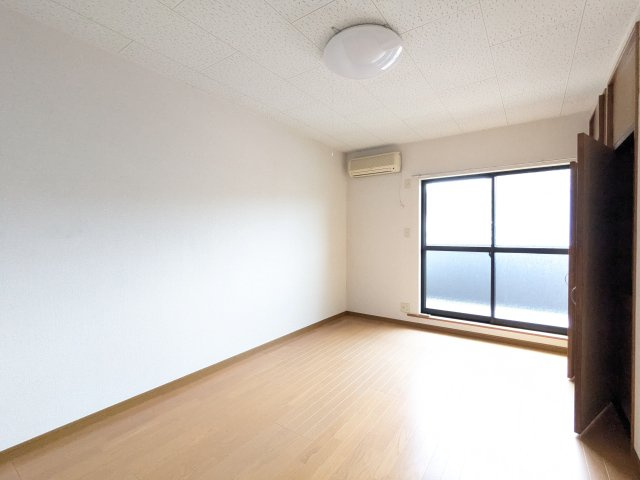 住建ハイツの寝室