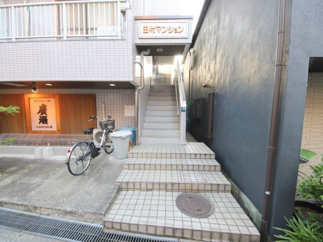 生駒市元町１丁目の賃貸マンションのエントランス