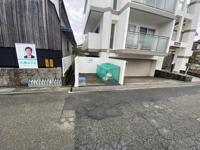 コンフィメゾン中山寺の駐車場