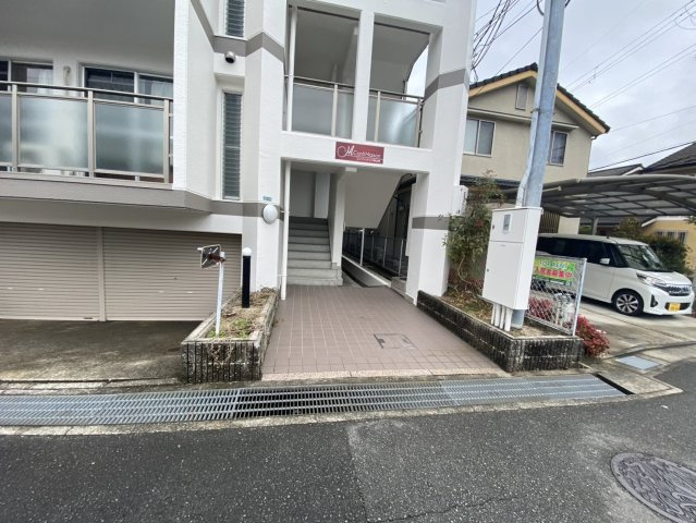 コンフィメゾン中山寺の駐車場