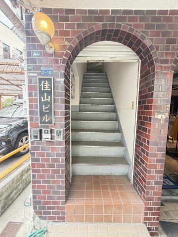 佳山ビルのエントランス