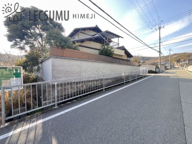 姫路市大寿台1丁目/中古戸建の前面道路含む現地写真