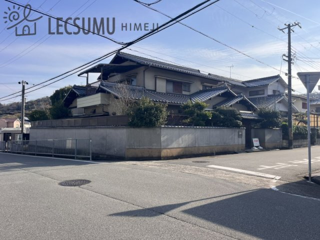 姫路市大寿台1丁目/中古戸建の前面道路含む現地写真