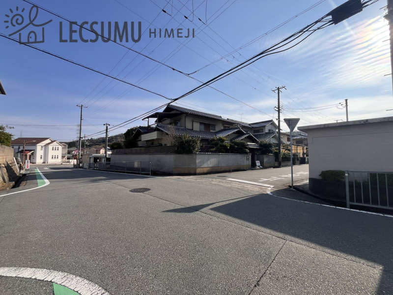 姫路市大寿台1丁目/中古戸建の前面道路含む現地写真
