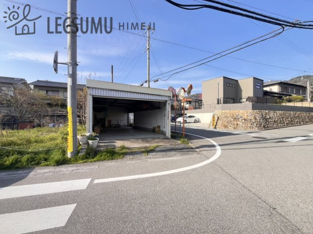 姫路市大寿台1丁目/中古戸建の前面道路含む現地写真