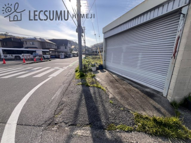 姫路市大寿台1丁目/中古戸建の前面道路含む現地写真