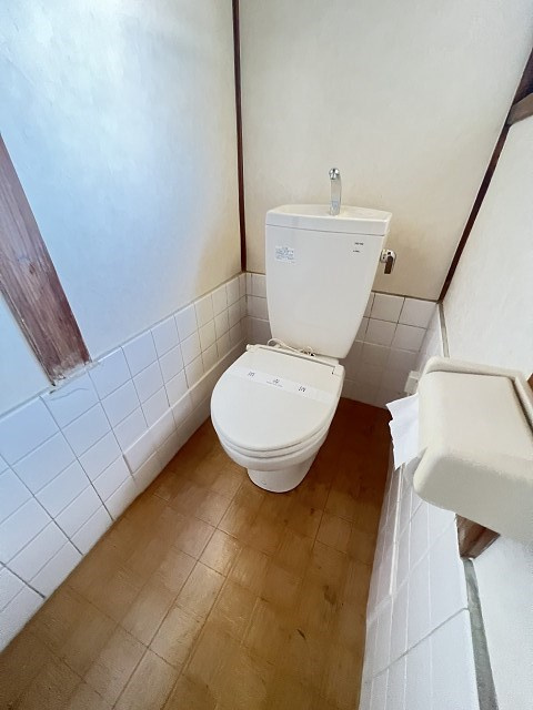 高寺貸家のトイレ|落ち着いた色調のトイレです