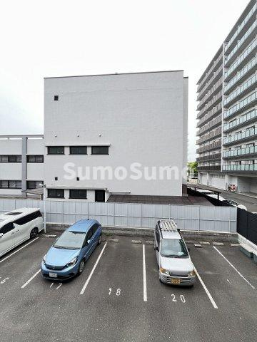 コンフォールの駐車場