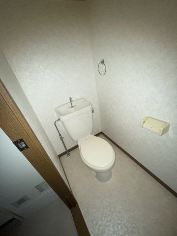 マンション 神戸市兵庫区中道通１丁目のトイレ|ゆったりとした空間のトイレです