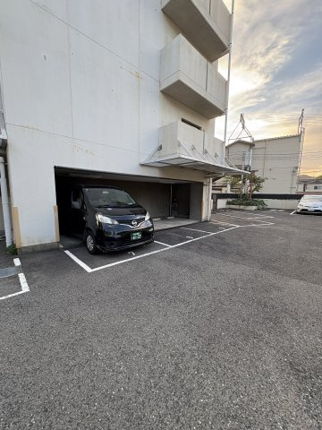 ロワジール山手の駐車場