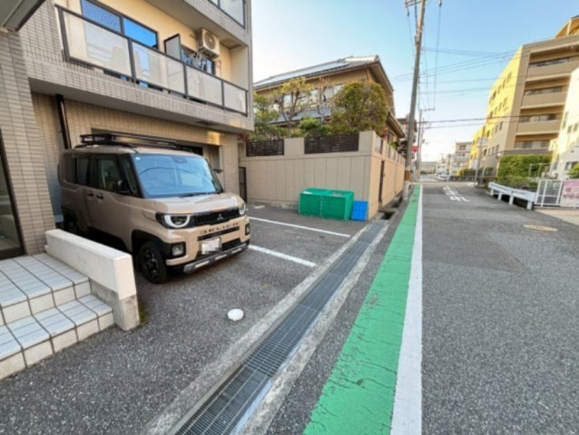 エクレ西宮の駐車場