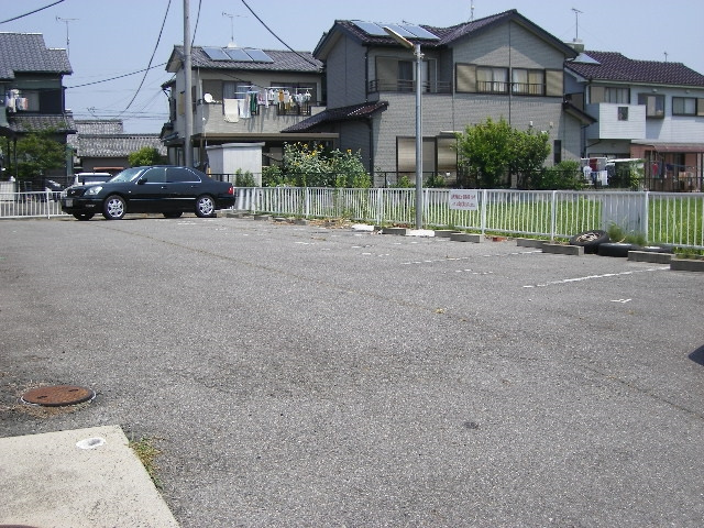 ハウスエイトの駐車場