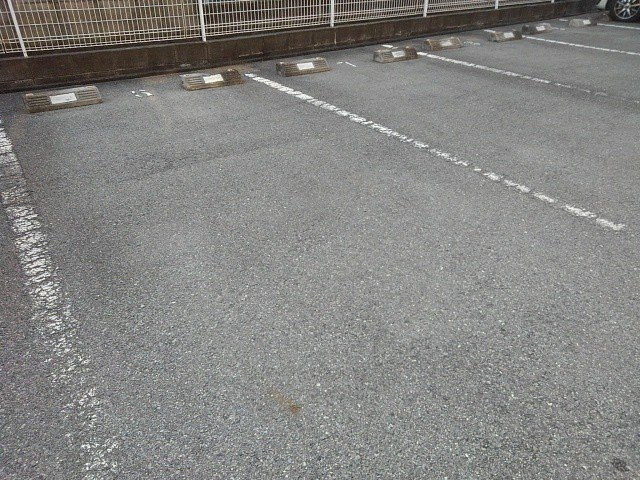 ラフィーネ弐番館の駐車場