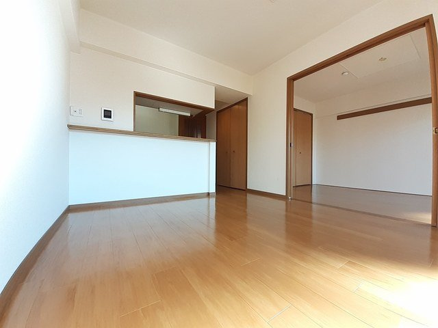 ラフィーネ弐番館の居間・リビング