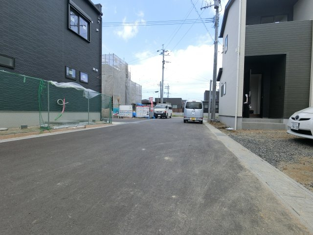 唐津市原4期　10号棟の前面道路含む現地写真