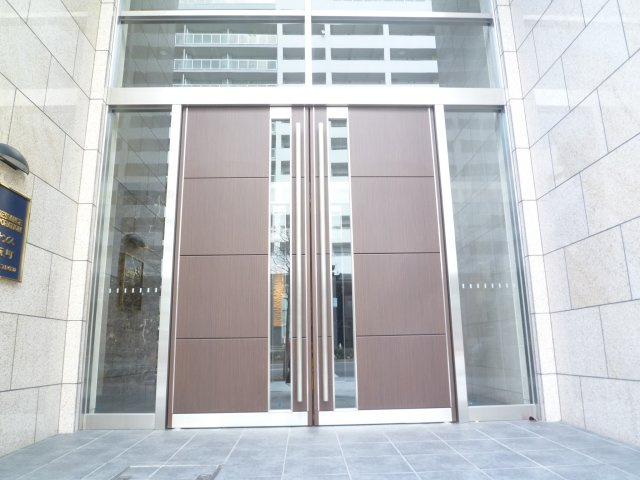 プレサンス難波元町のエントランス