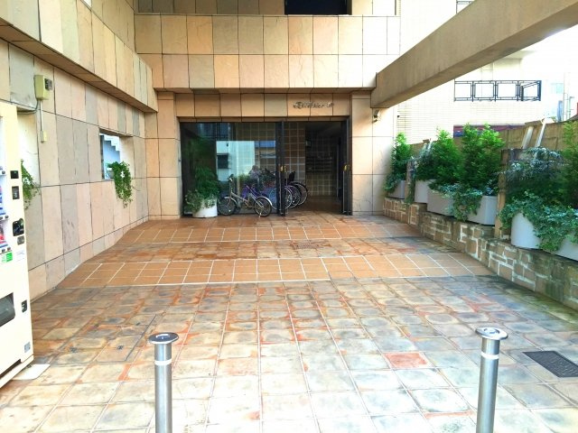 エクセルシオール新町のエントランス