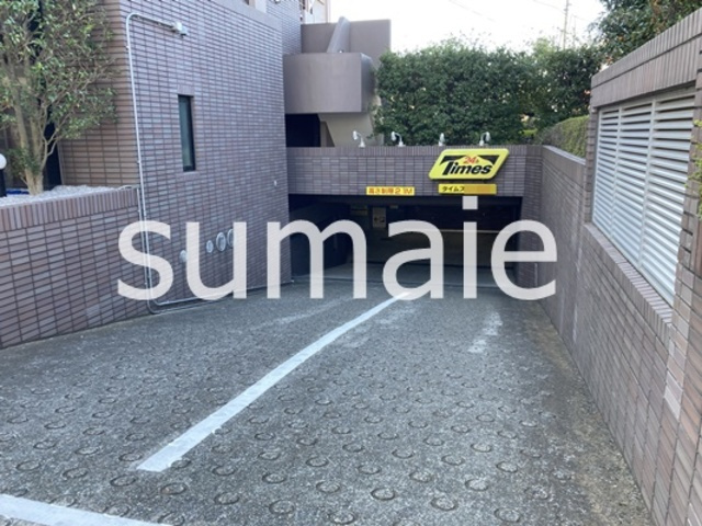 日勝堂ビルの駐車場|ガレージ入口。
