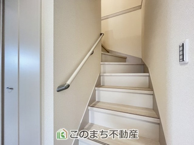 【設備】 | Livele Garden.S　第1佐野犬伏下町　1号棟 | 手すり付きで小さなお子様にも安心の階段スペースです☆
