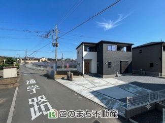【前面道路含む現地写真】 | Livele Garden.S　第1佐野犬伏下町　1号棟 | 前面道路が広いので、陽当り・解放感◎になっております！

