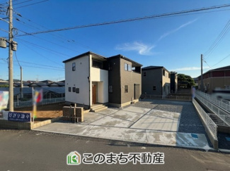 【駐車場】 | Livele Garden.S　第1佐野犬伏下町　1号棟 | 4台並列駐車が可能です。
洗車も出来る余裕のあるスペースには、もちろん自転車の駐輪も可能！
夏にはビニールプールを広げて、お子様と楽しむのも良いですね♪