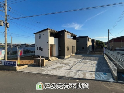 【駐車場】 | Livele Garden.S　第1佐野犬伏下町　1号棟 | 4台並列駐車が可能です。
洗車も出来る余裕のあるスペースには、もちろん自転車の駐輪も可能！
夏にはビニールプールを広げて、お子様と楽しむのも良いですね♪