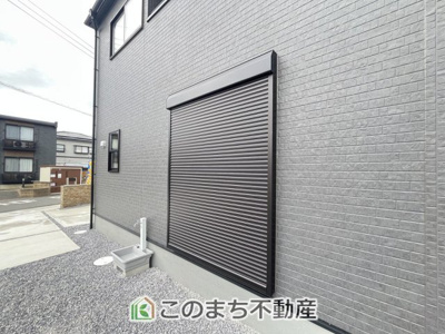【防犯設備】 | Livele Garden.S　第1佐野犬伏下町　1号棟 | 防犯面・災害時も安心の掃出しシャッター付きです！！
