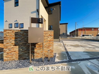 【玄関】 | Livele Garden.S　第1佐野犬伏下町　1号棟 | 玄関周りは家の顔！スタイリッシュな門袖が特徴です！
