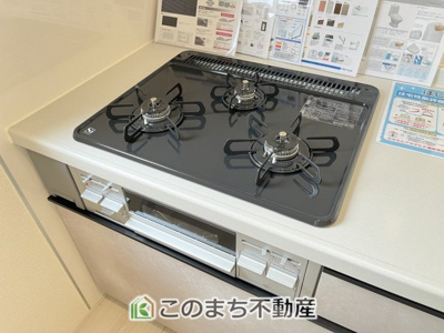 【キッチン】 | Livele Garden.S　第1佐野犬伏下町　1号棟 | 三ツ口コンロ採用で、同時調理もスムーズ◎！

