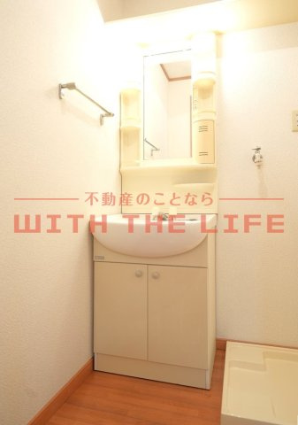 ヴィラージュⅡ【キャッシュバック対象】の独立洗面台|独立洗面台、小物を置くことができて便利です