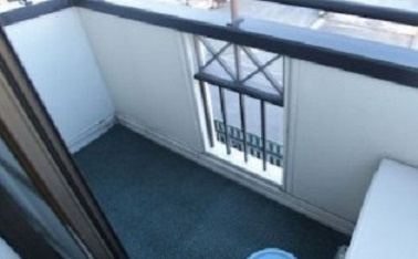 青梅市千ヶ瀬町１丁目のアパートのバルコニー