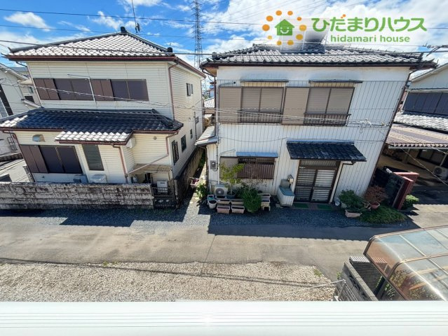熊谷市円光2丁目　新築一戸建て　ブルーミングガーデン　01の展望|周辺は落ち着いた雰囲気が広がり、穏やかな暮らしを感じられる環境です。建物前のスペースもゆとりがあり、車の出し入れがしやすく毎日の移動がスムーズになる心地よい立地です!